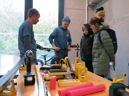 Tipps, Beratung und Hilfe für die Pflege und Reparatur von Mountainbikes und Langlaufski gab es in der nagelneuen Werkstatt der Mountainbike- und Nordicgruppe.