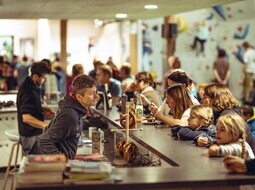 Andi und Manne kamen an der Theke kaum nach mit der Erfüllung der vielfältigen Gästewünsche.