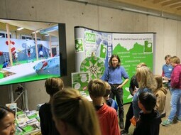 Groß war das Interesse am Stand der Sektion – mit Glücksrad, Infos zu den Aktivitäten der Sektion und Tipps zu nachhaltigem Verhalten im Bergsport.