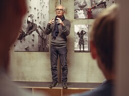 Günter Maier erläuterte die Entstehung der Fotoausstellung "Kletterschick - Klettern mit Stil".