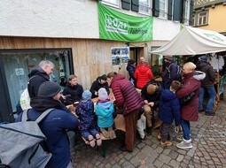 Dezember: Auf dem Weihnachtsmarkt trifft sich Jung und Alt am DAV Stand zum Plausch und zum Basteln